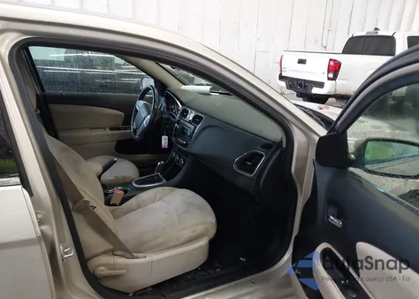 2014 Chrysler 200 Touring z USA, uszkodzony, nr VIN 1C3CCBBB2EN185021